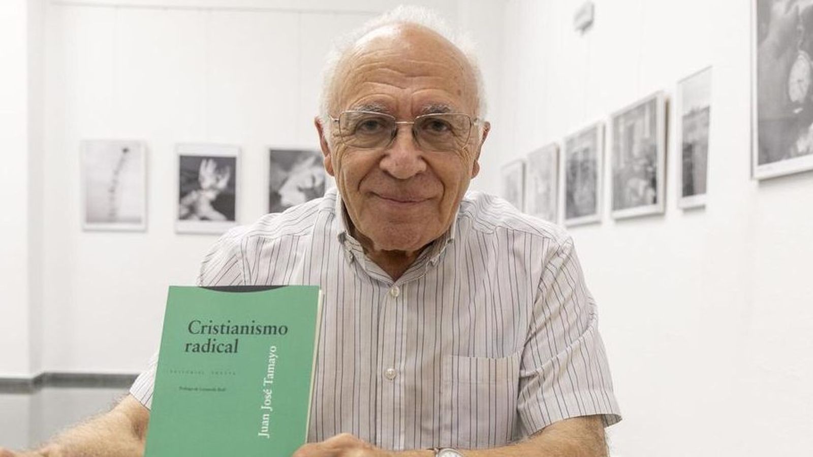 Juan José Tamayo con una de sus últimas novelas