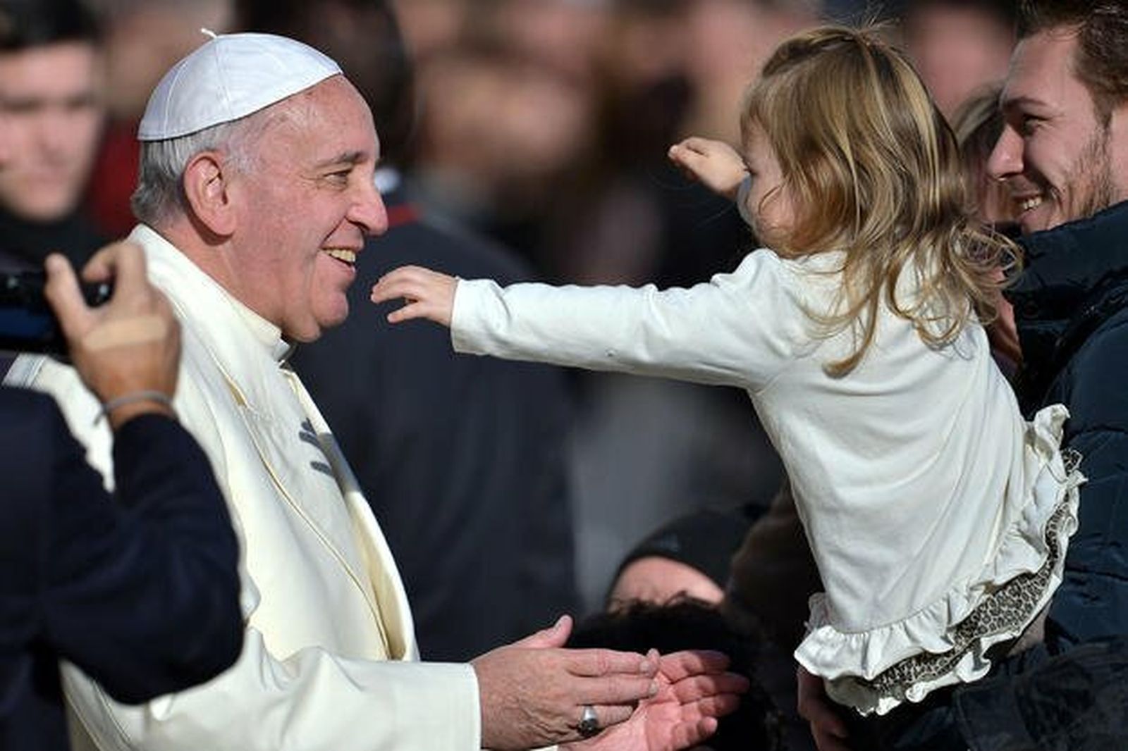 NIña se lanza a los brazos del Papa