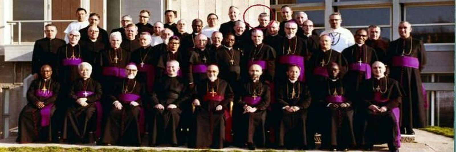 El joven teçologo Ratzinger (al fondo, en el círculo), en 1965