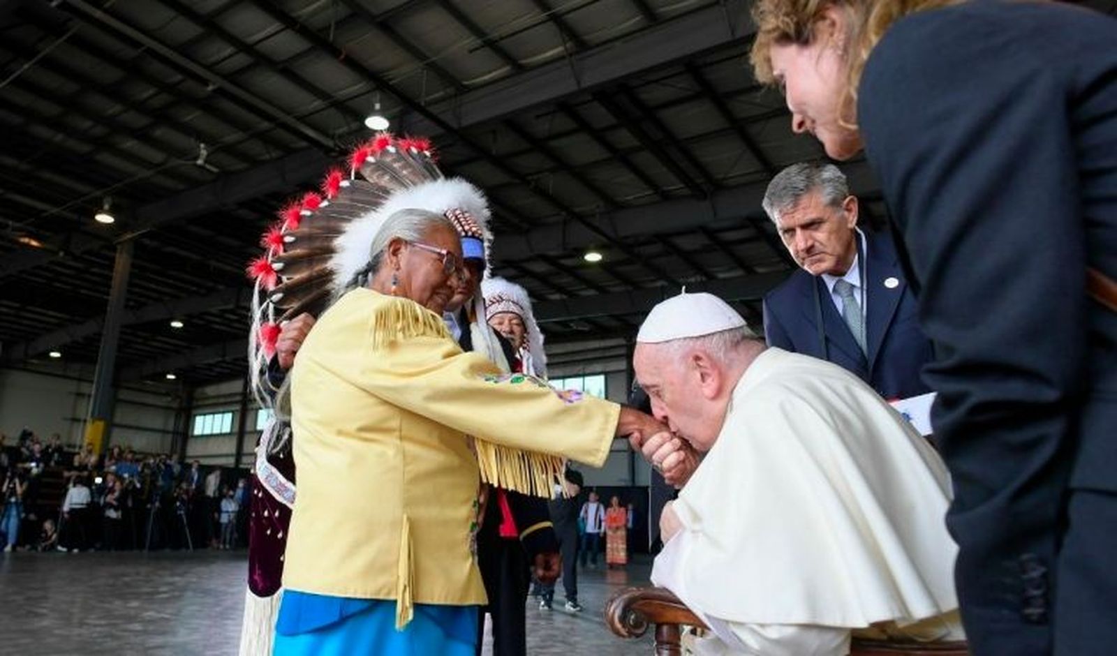 Francisco besa las manos de una de las líderes de los pueblos originarios
