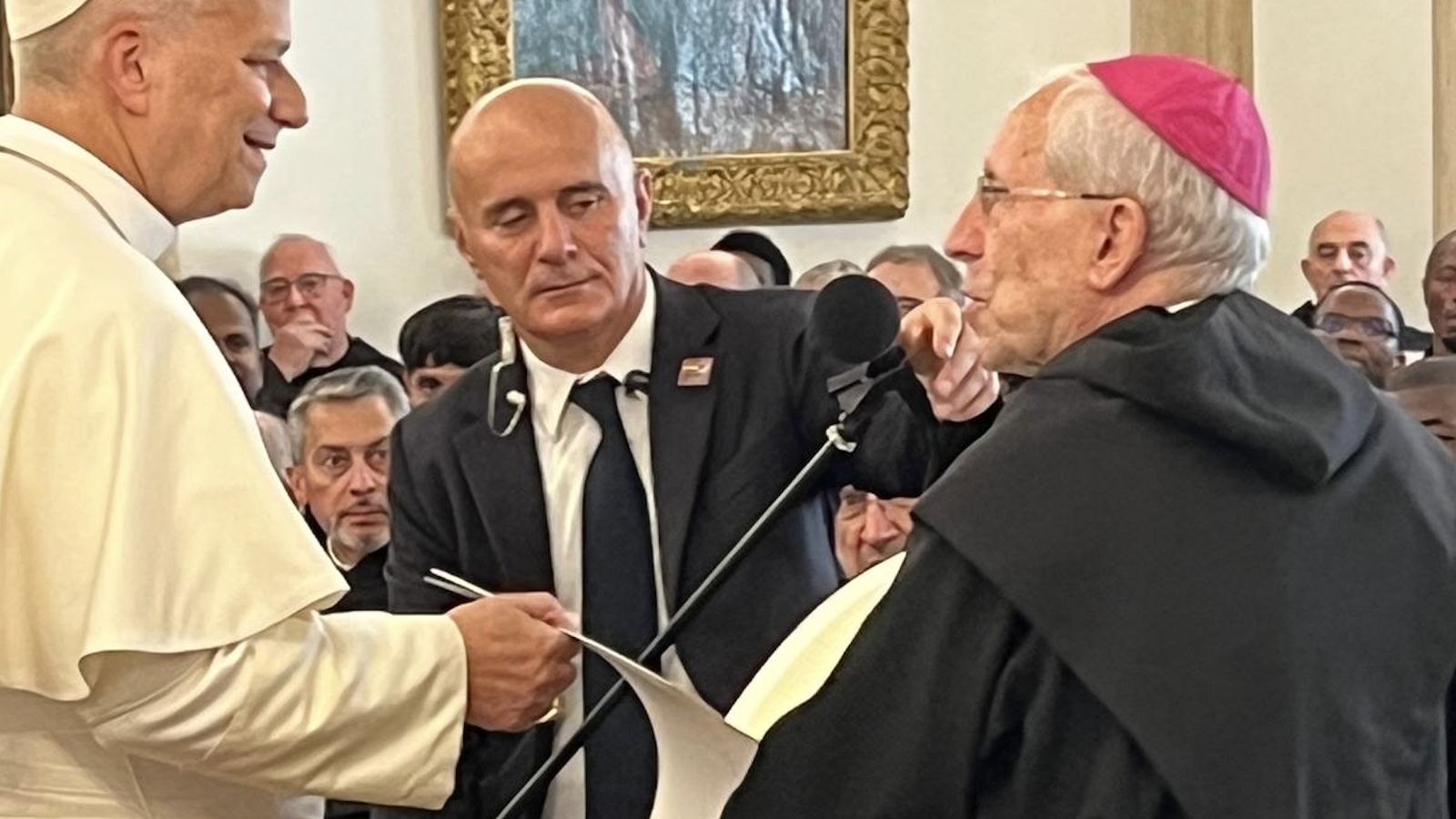 El obispo agustino recoleto Eusebio Hernández entrega las cartas de las monjas
