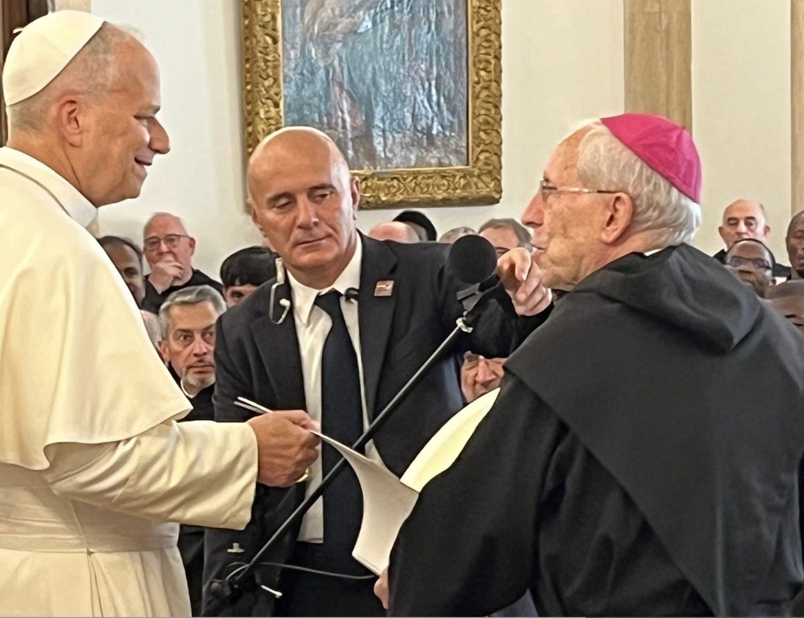 El obispo agustino recoleto Eusebio Hernández entrega las cartas de las monjas