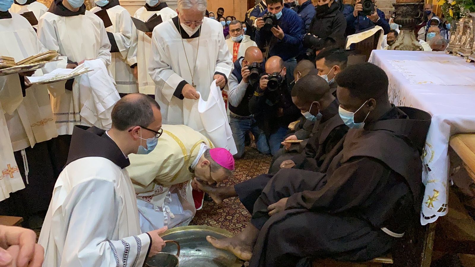 Pizaballa lava los pies de algunos franciscanos