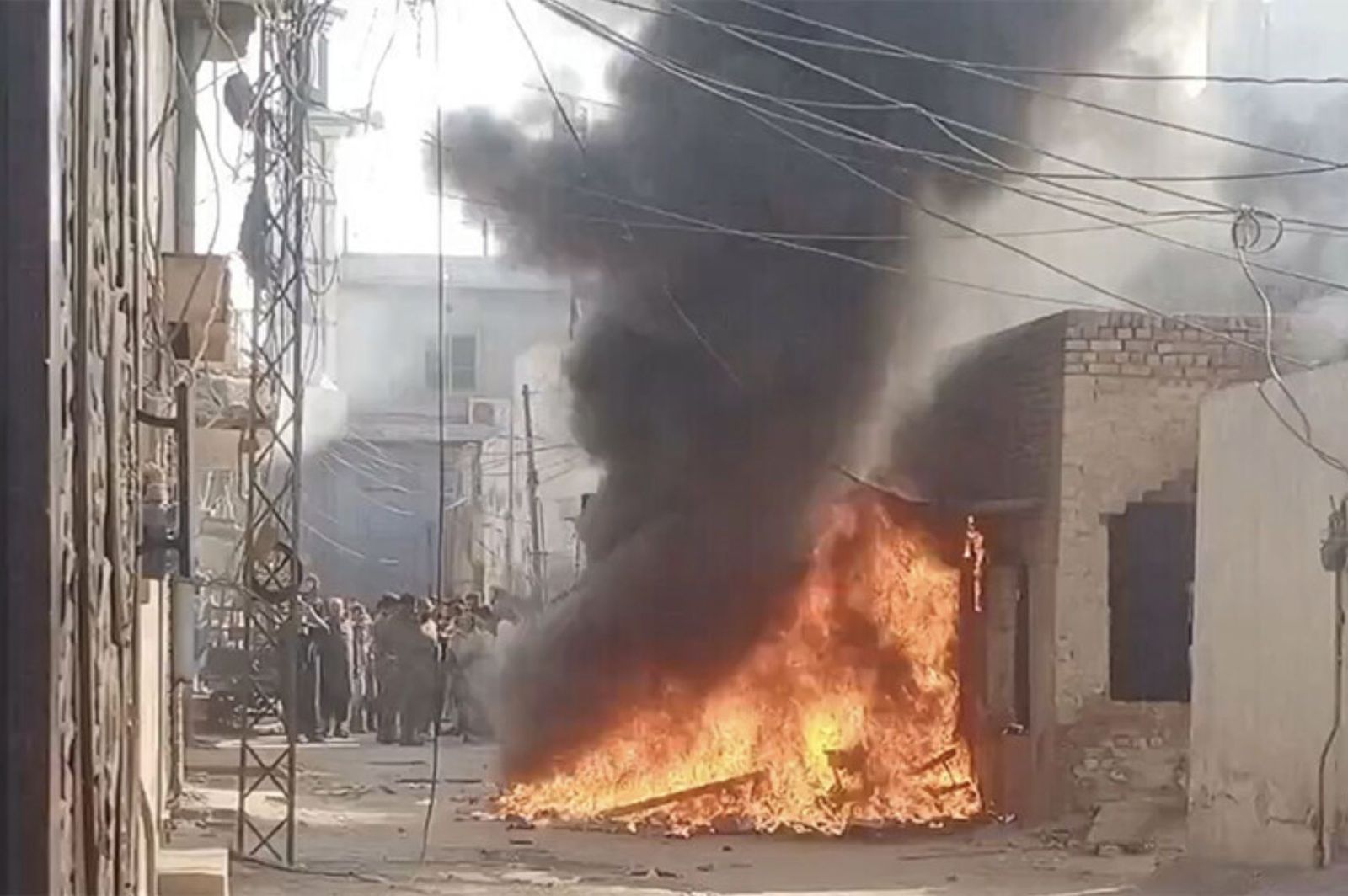 La multitud intentó quemar las casas de los cristianos