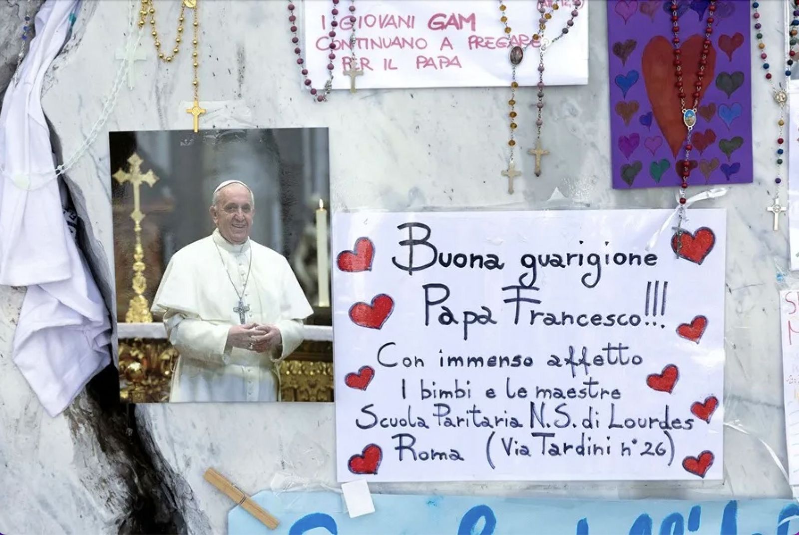 Mensajes de apoyo al Papa frente al Gemelli