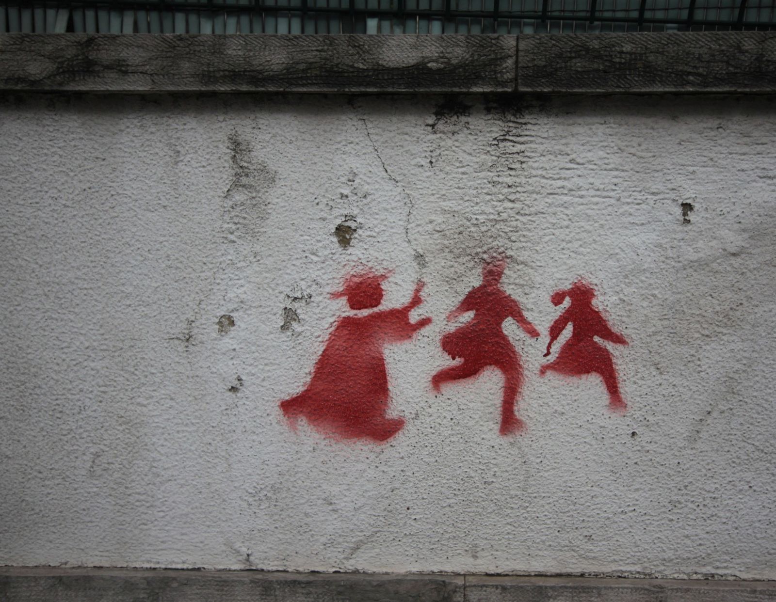 Grafiti que representa a un sacerdote persiguiendo a dos niños (Lisboa, 2011)