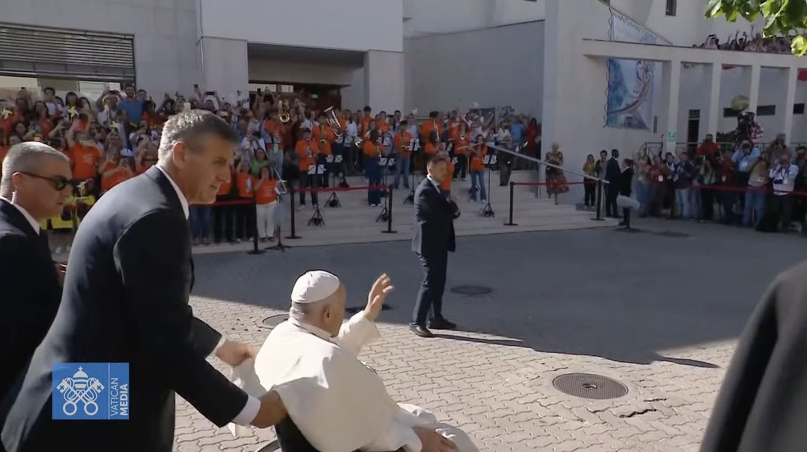 Francisco, a su llegada al Centro Parroquial de San Vicente de Paúl