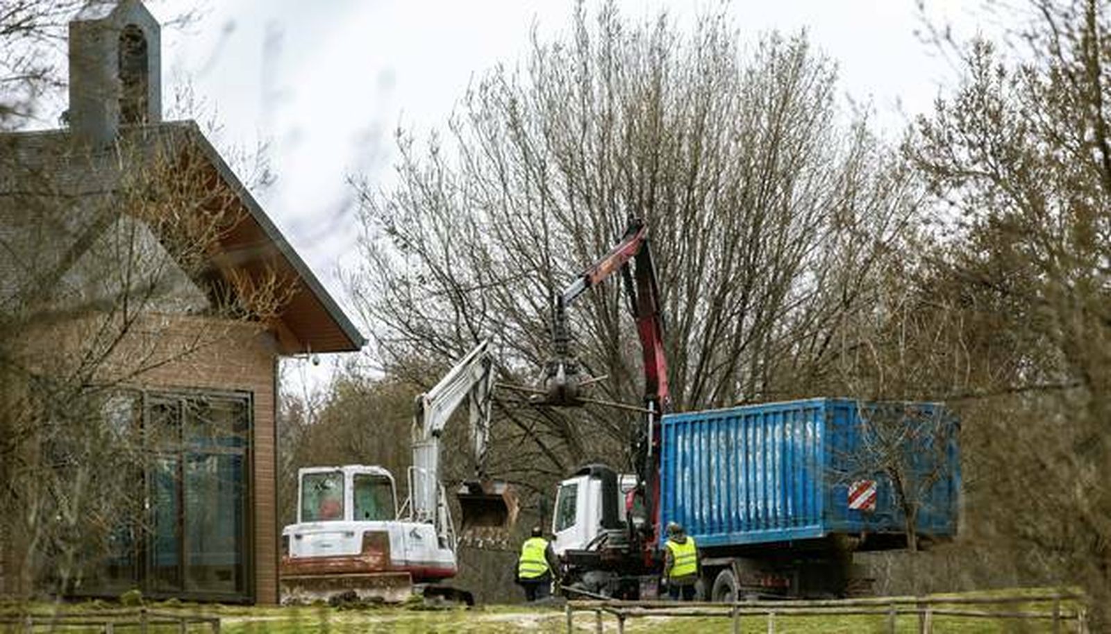 Las grúas comienzan a demoler la capilla de la vidente de El Escorial