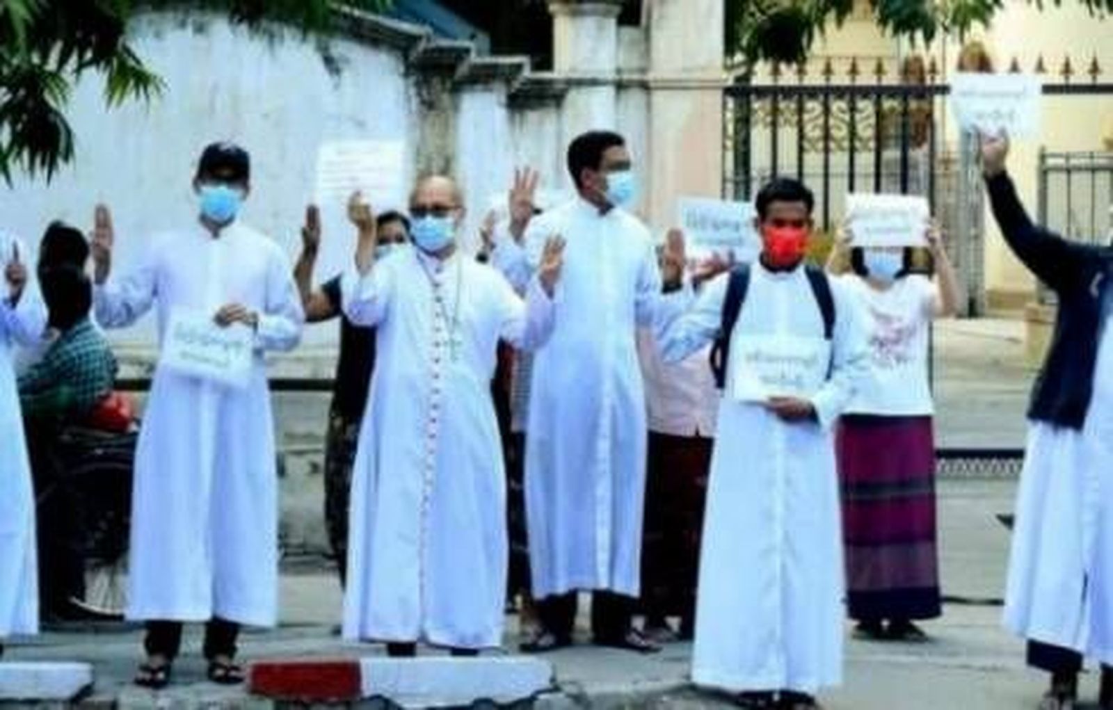 Sacerdotes birmanos protestan tras ser liberados