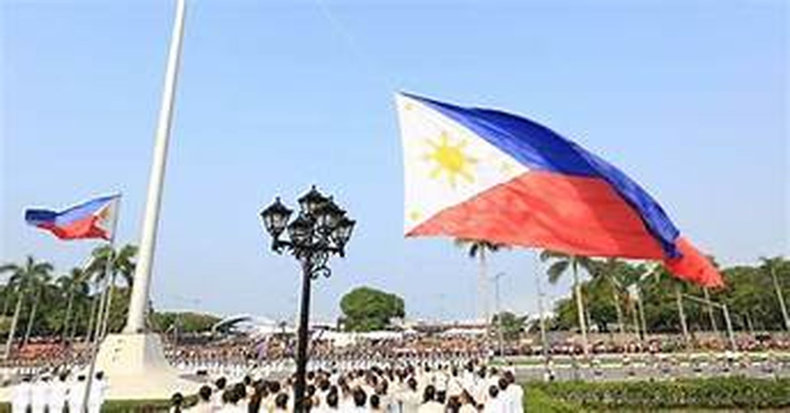 La bandera filipina en el Parque Nacional de la Luneta, Manila, Filipinas