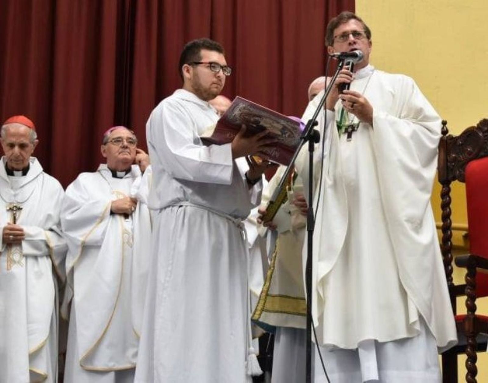 El obispo de Santa Cruz y Tierra del Fuego , monseñor García Cuerva