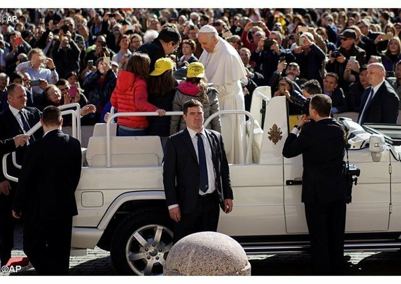 Francisco subió a dos niños al papamóvil