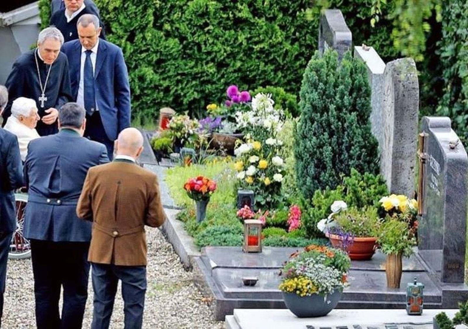 Benedicto XVI, en la tumba de sus padres