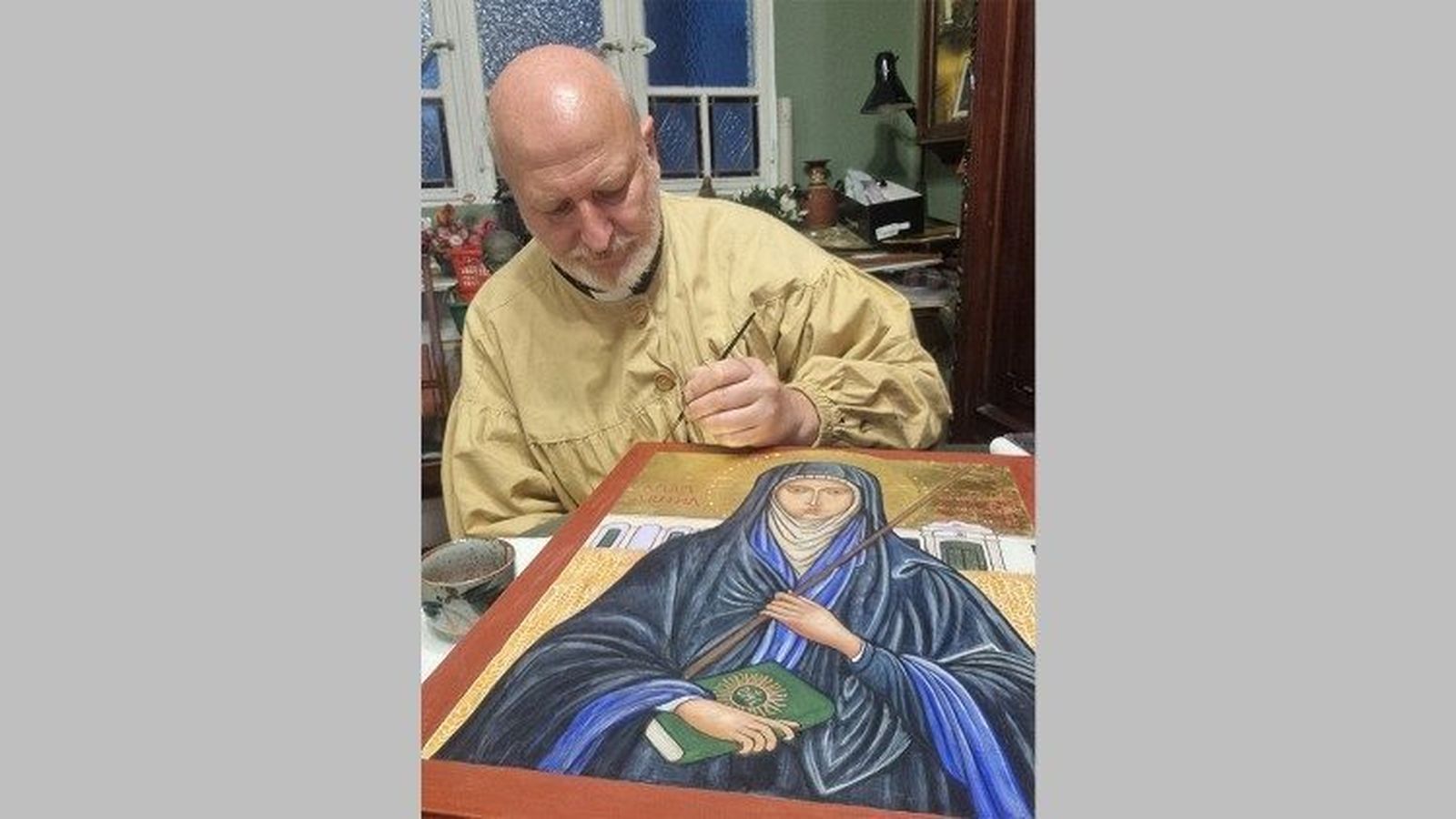 El Padre Eduardo Pérez dal Lago muestra el icono de Mama Antula