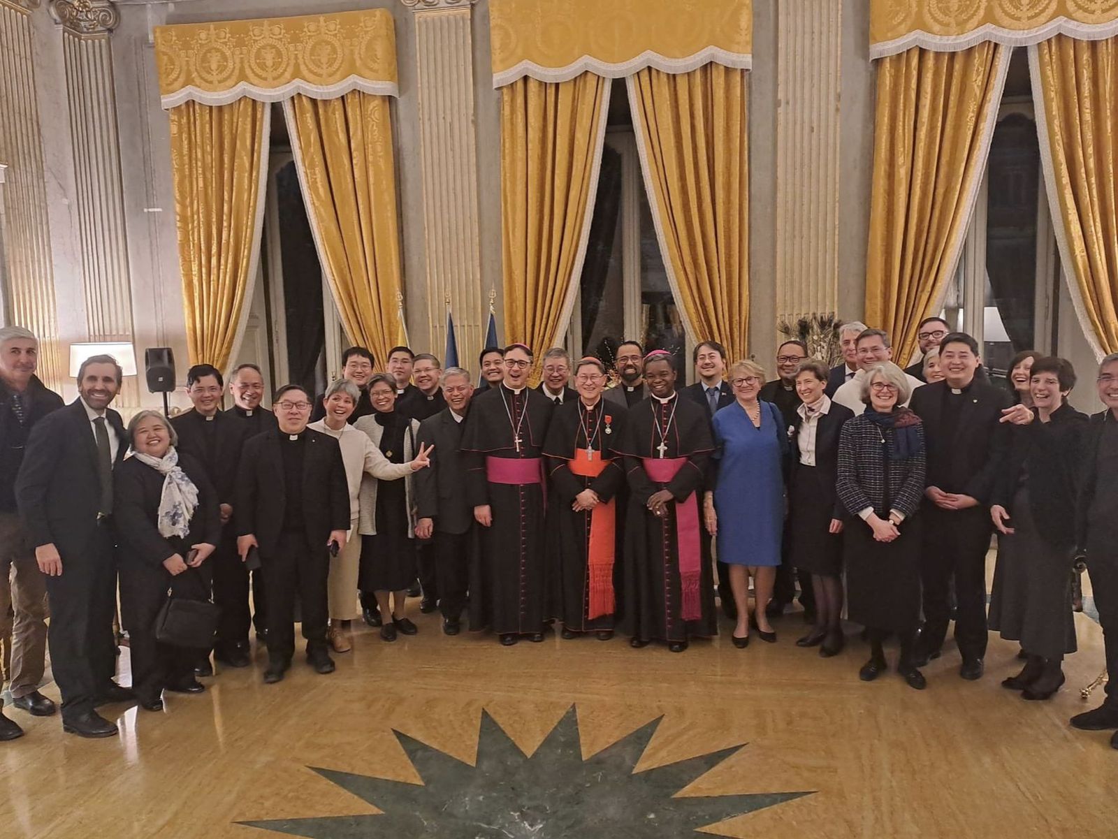 El cardenal Tagle en la ceremonia de entrega de la Legión de Honor francesa