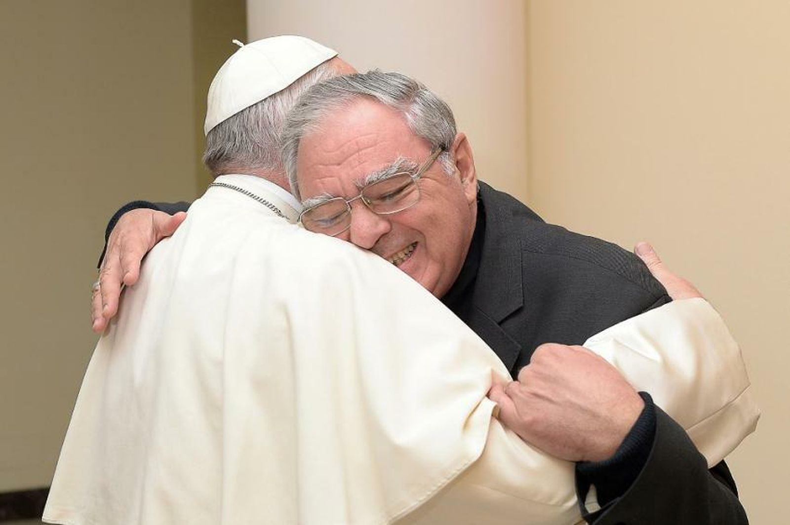 Ojea se abraza al Papa Francisco