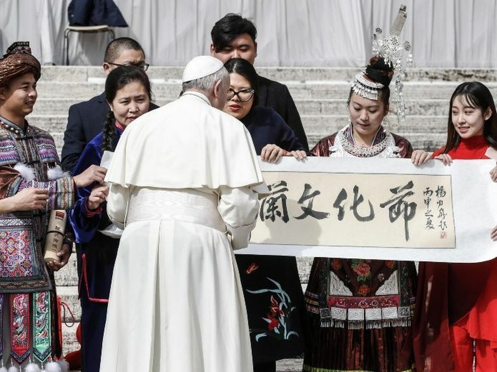 El Papa, con miembros de la asociación cultural Mulán
