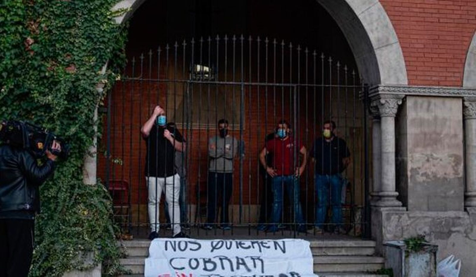 Un grupo de hosteleros se encierra en una iglesia de Gijón para reclamar ayudas