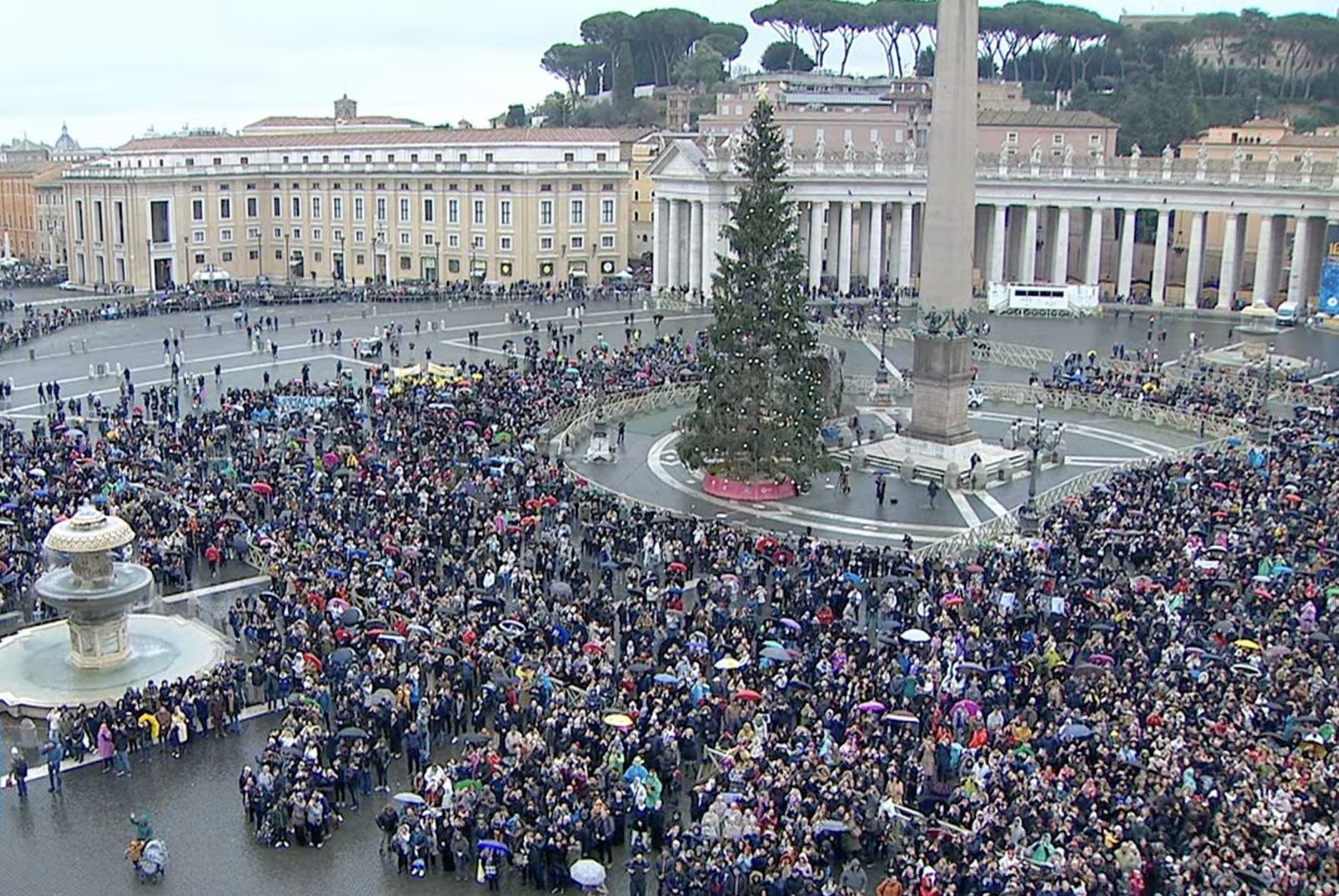 Fieles en la plaza de San Pedro para rezar el ángelus con el Papa