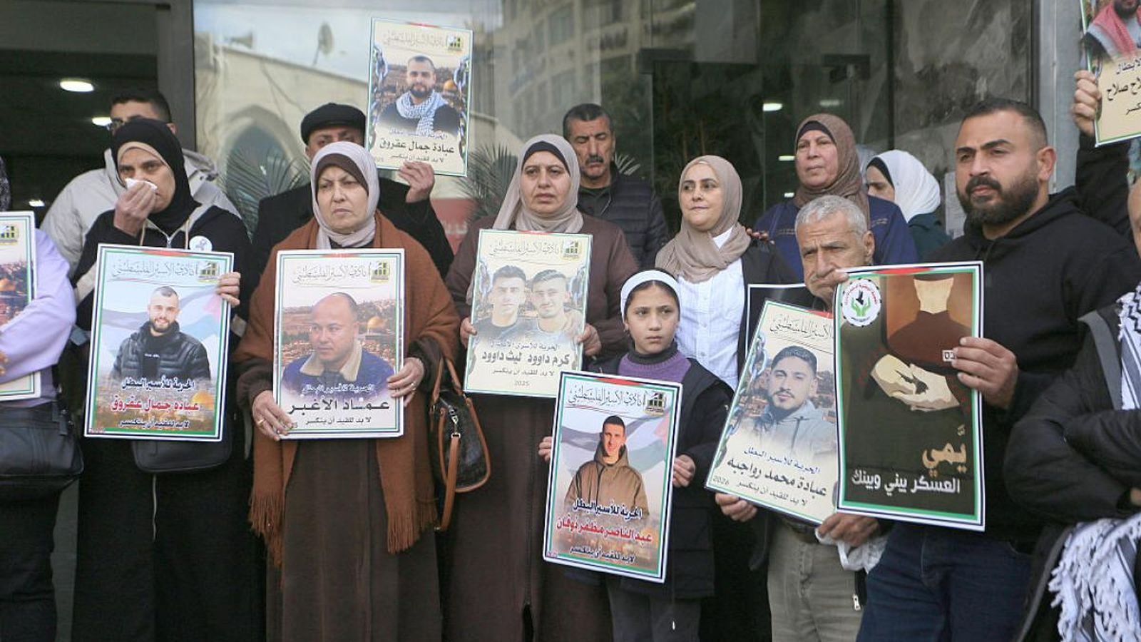 Familiares de presos palestinos muestran carteles de sus allegados durante una manifestación en Nablus (Cisjordania) 2026