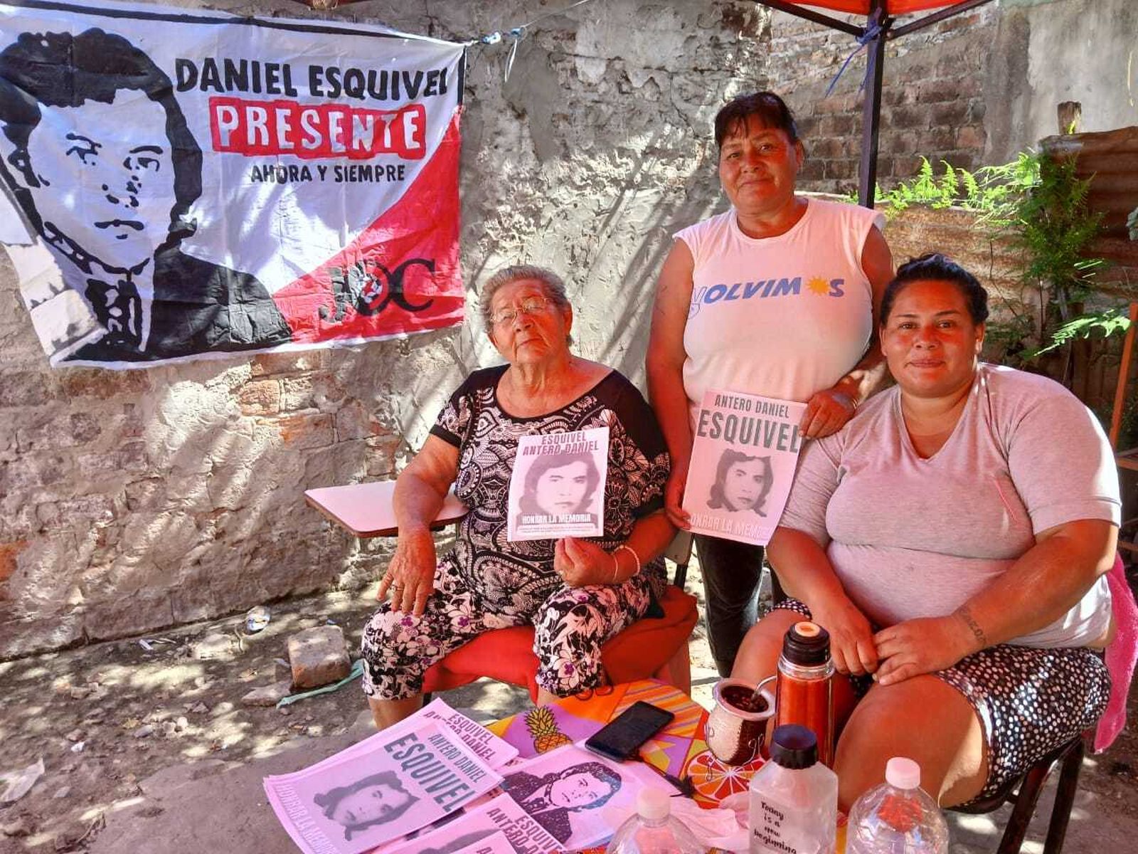 Hermana melliza, Genoveva, con su hija, Carmen, y nieta, Daniela