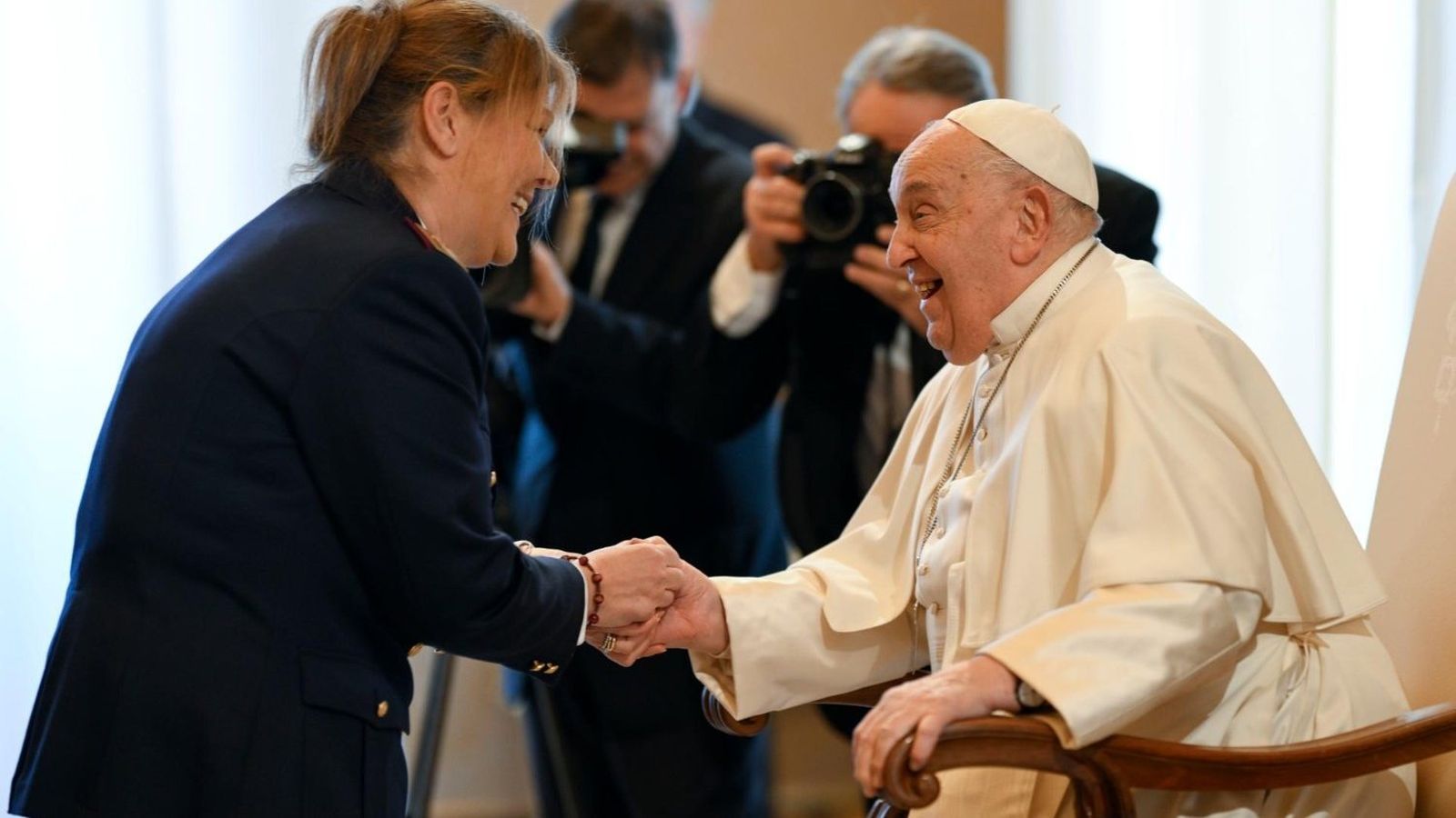 El Papa saluda a una de las participantes en la audiencia