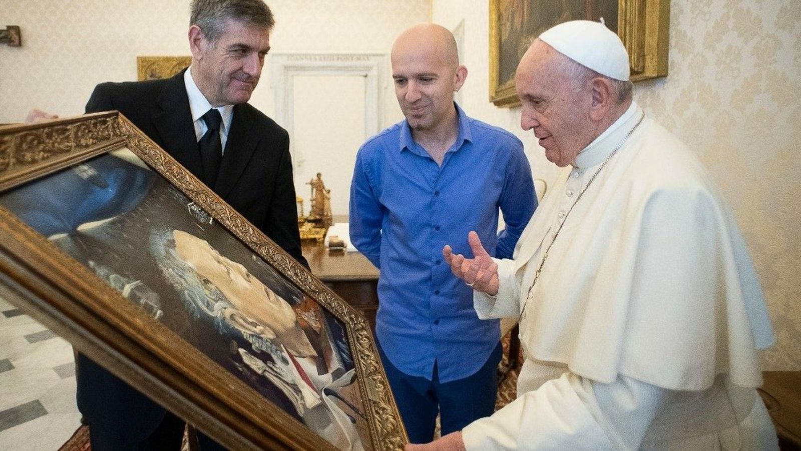 Francisco contempla la obra del argentino Gustavo Masó 'La palabra oculta', un lugar de encuentro entre Borges y Bergoglio
