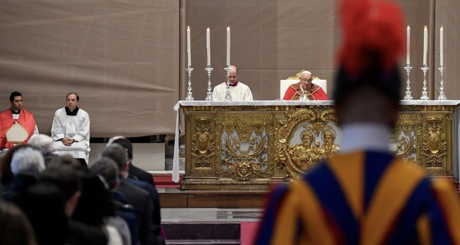 El Papa, en misa por cardenales muertos
