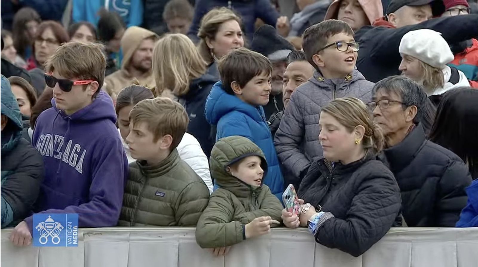 Fieles en la plaza de San Pedro