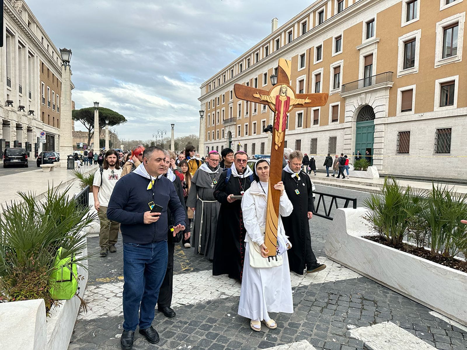 El arzobispo de Moscú, con los 85 fieles que peregrinaron a Roma