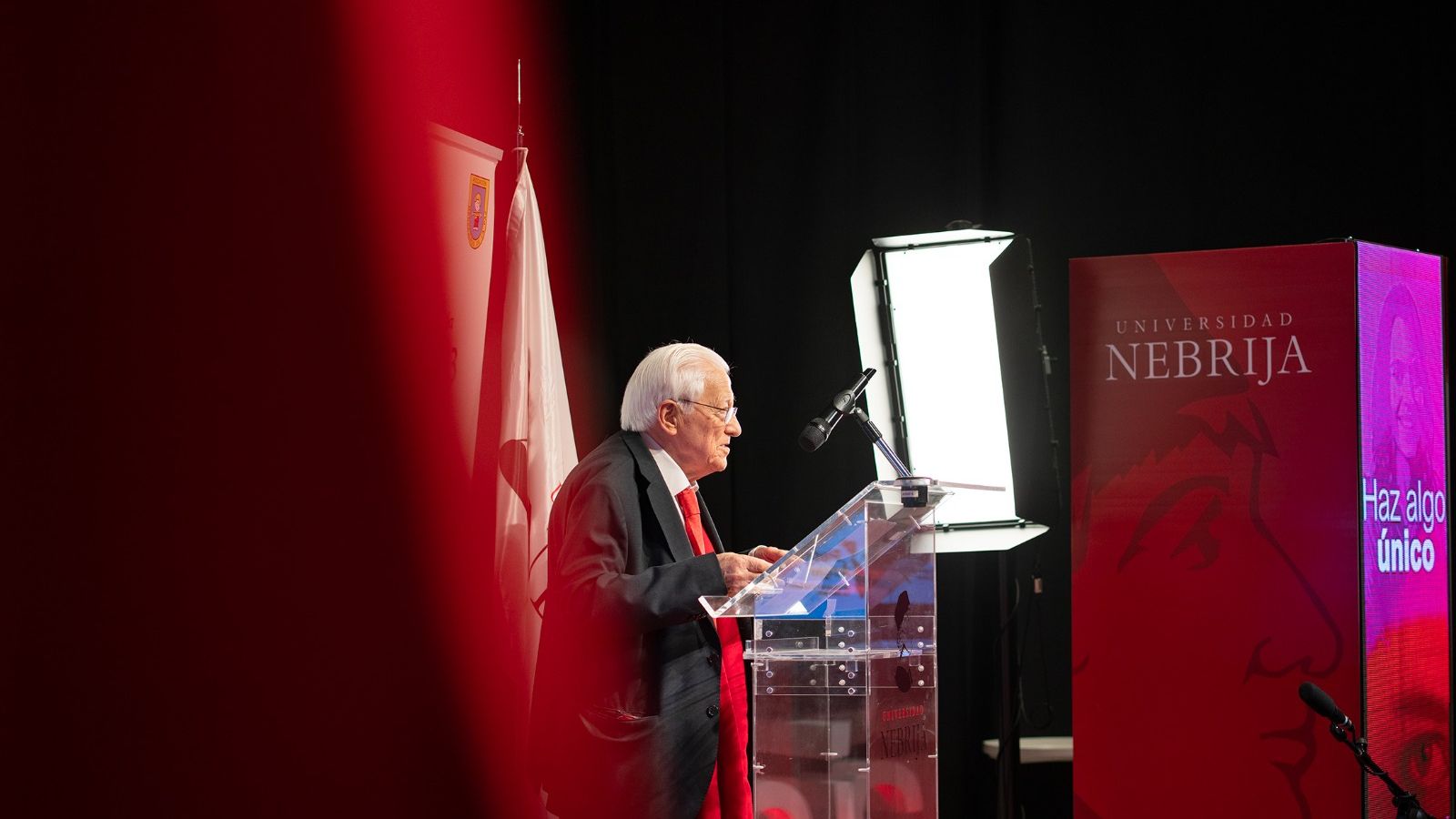 El padre Ángel, contra la soledad no deseada