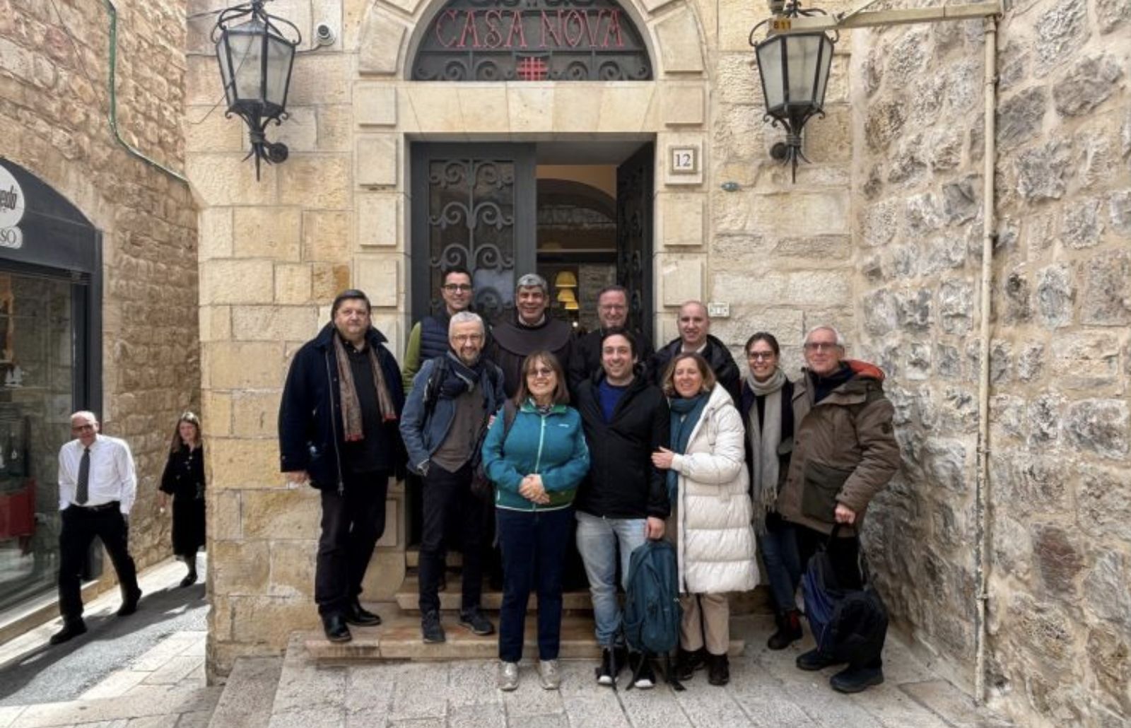 Nueve periodistas de la UCSI de Emilia Romagna y el obispo de San Marino-Montefeltro con el padre Faltas