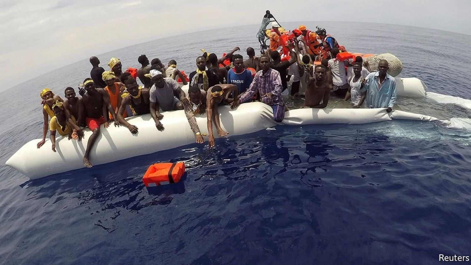 Inmigrantes en aguas italianas