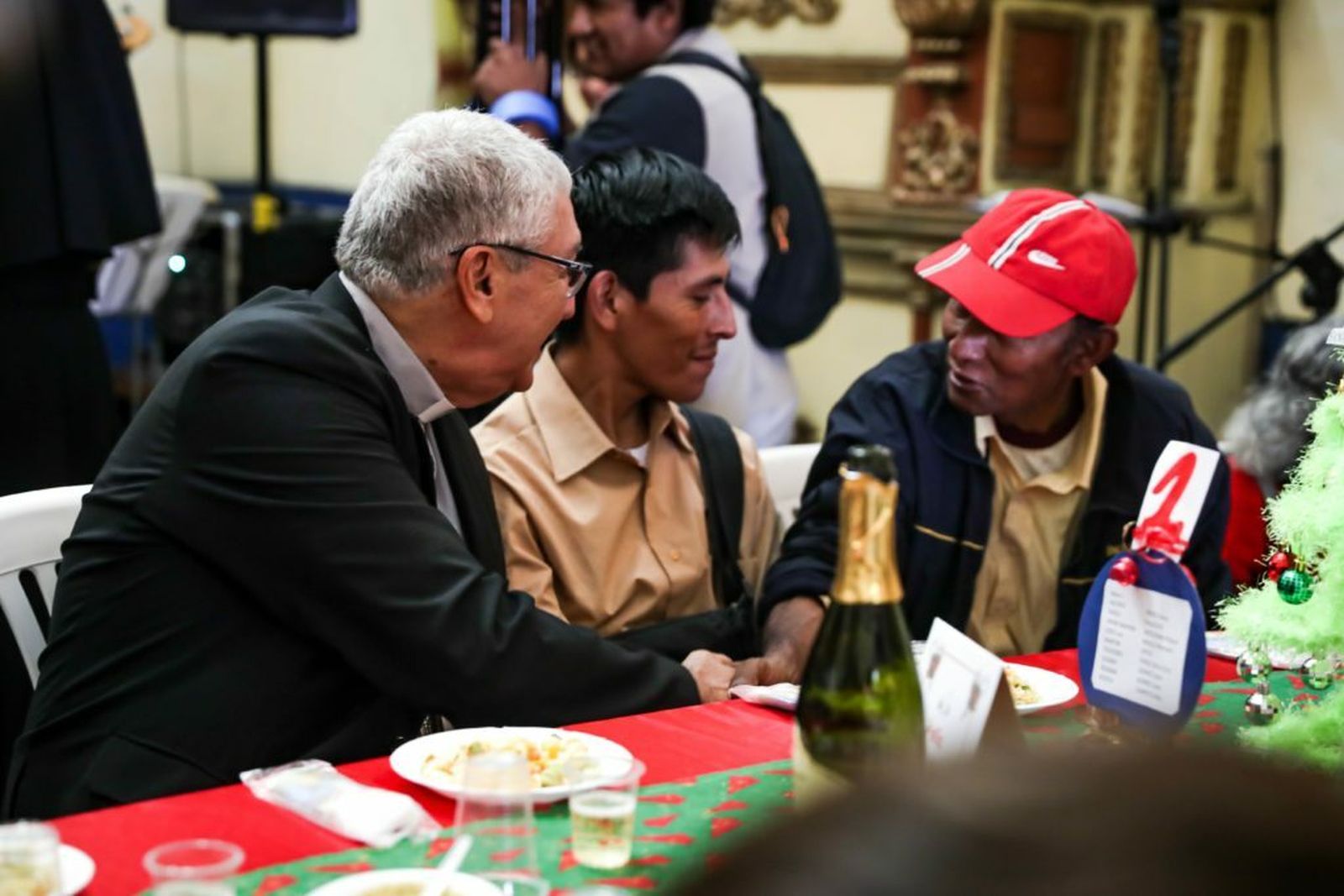 Monseñor Carlos Castillo durante el almuerzo que organiza la comunidad SantEgidio cada año