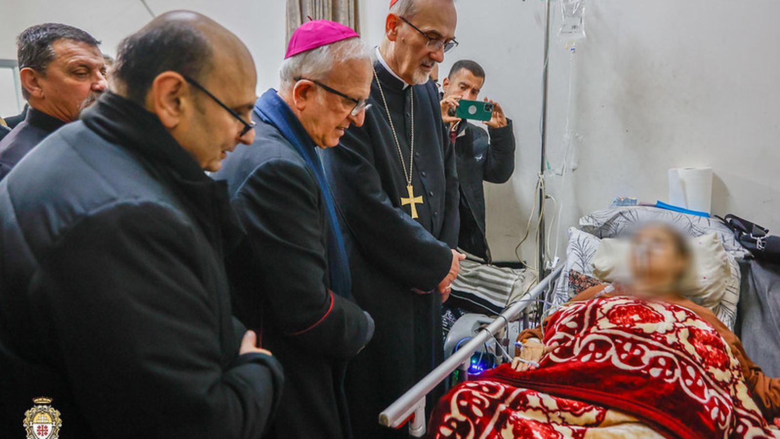 El cardenal visita a un enfermo en Gaza