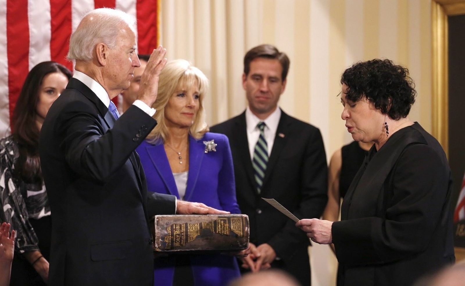 Biden jura su cargo ante la Biblia familiar