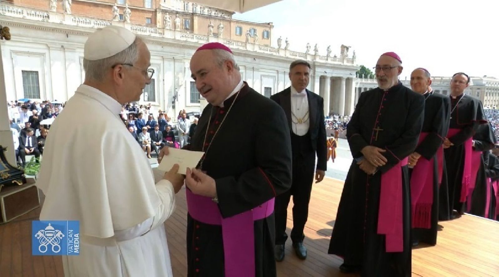 Daniel Fernández entregó a León XIV la invitación para visitar el país
