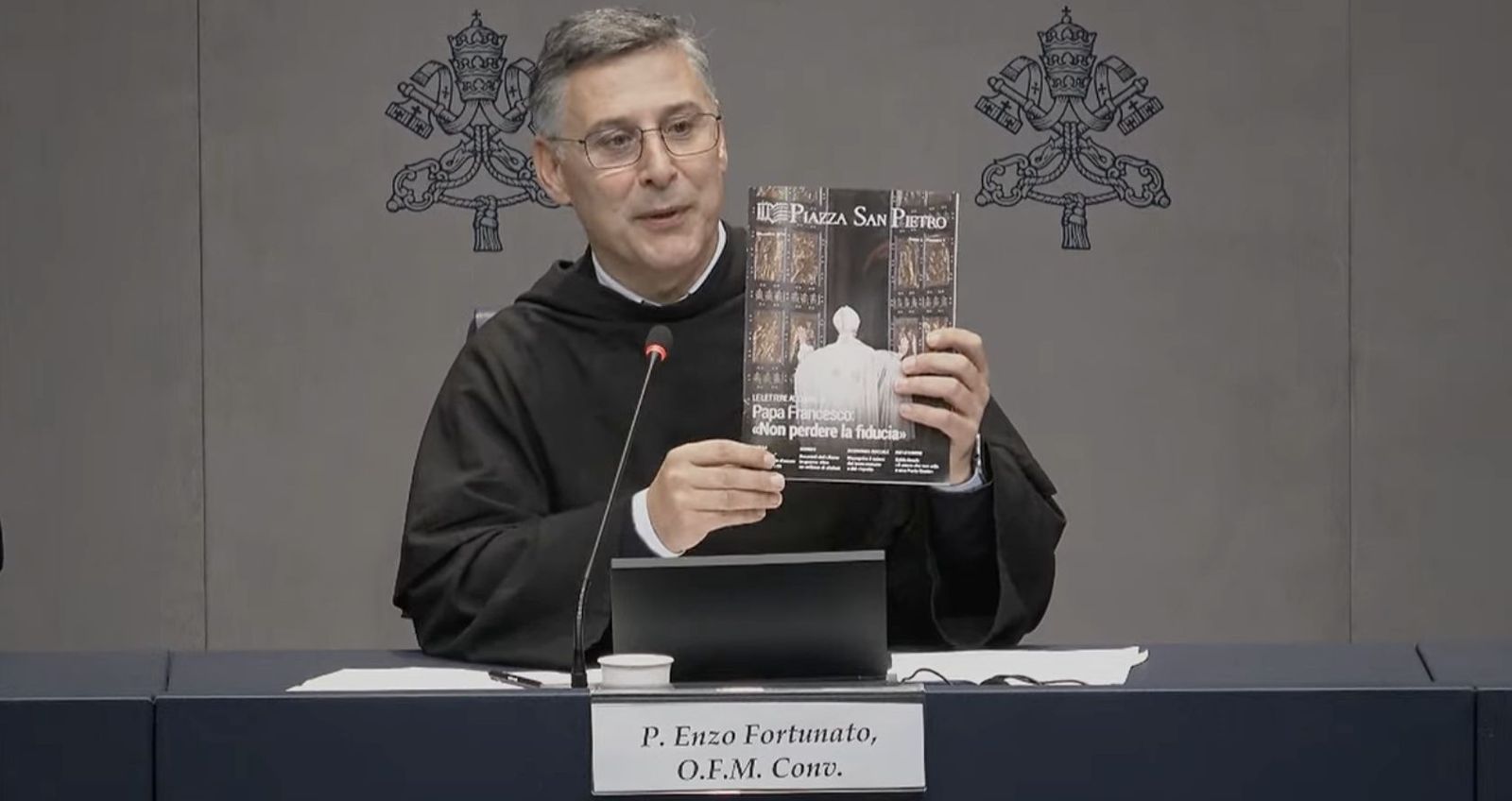 El padre Fortunato muestra la revista
