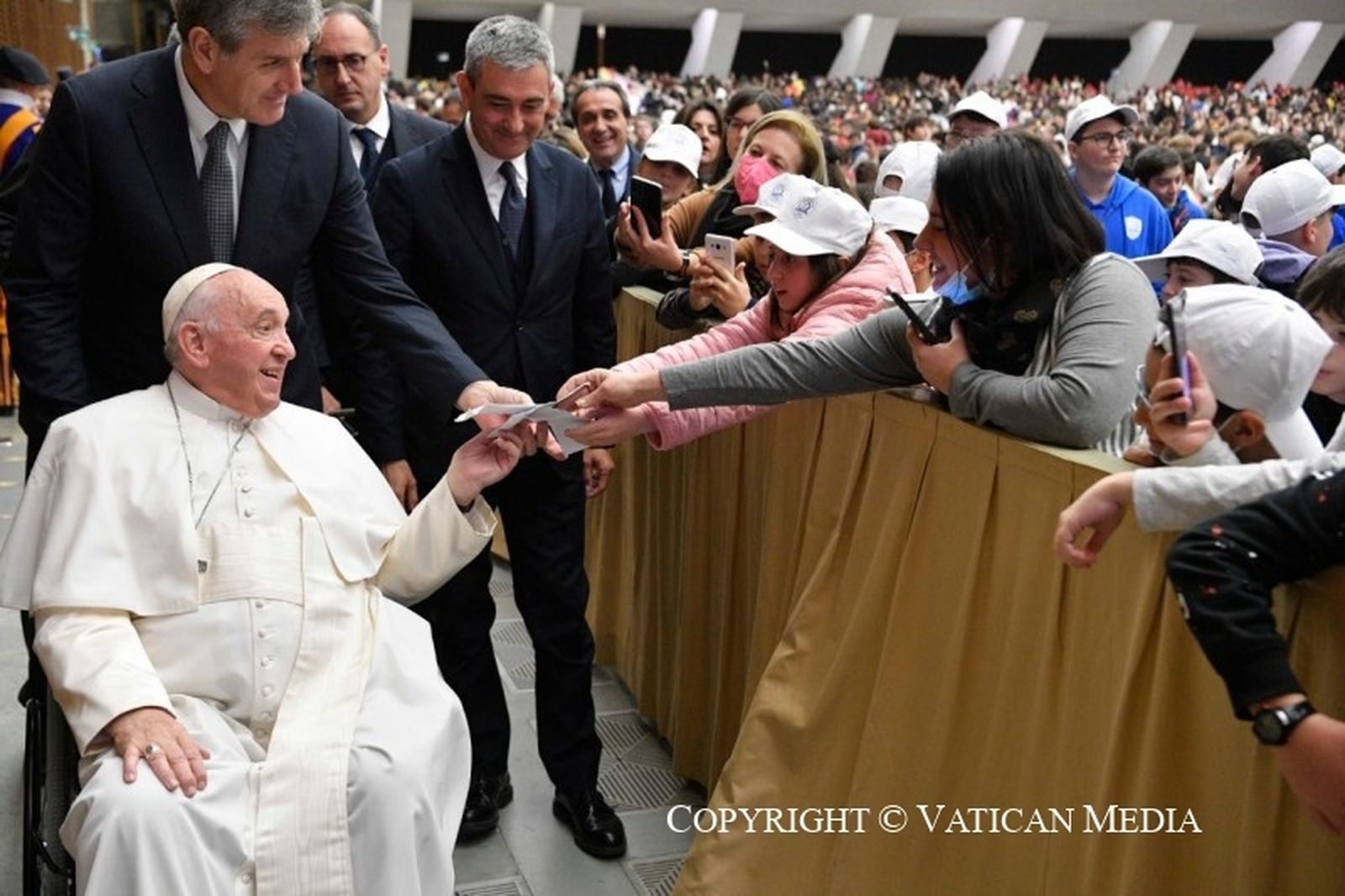 Francisco anima a los jóvenes a "ser poetas de la paz"
