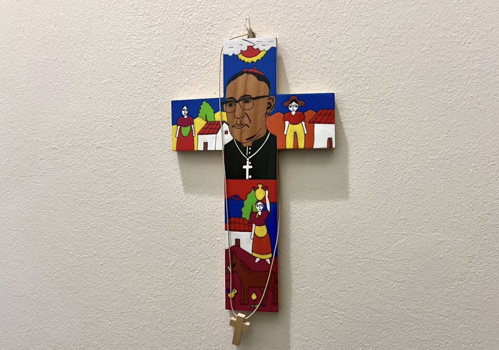 Cruz de Romero en la Facultad de Teología de Burgos