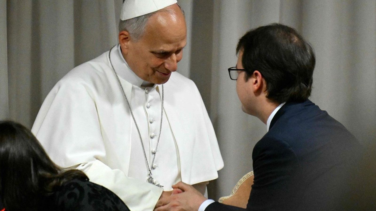 El Papa saluda a Chrispoher Olah