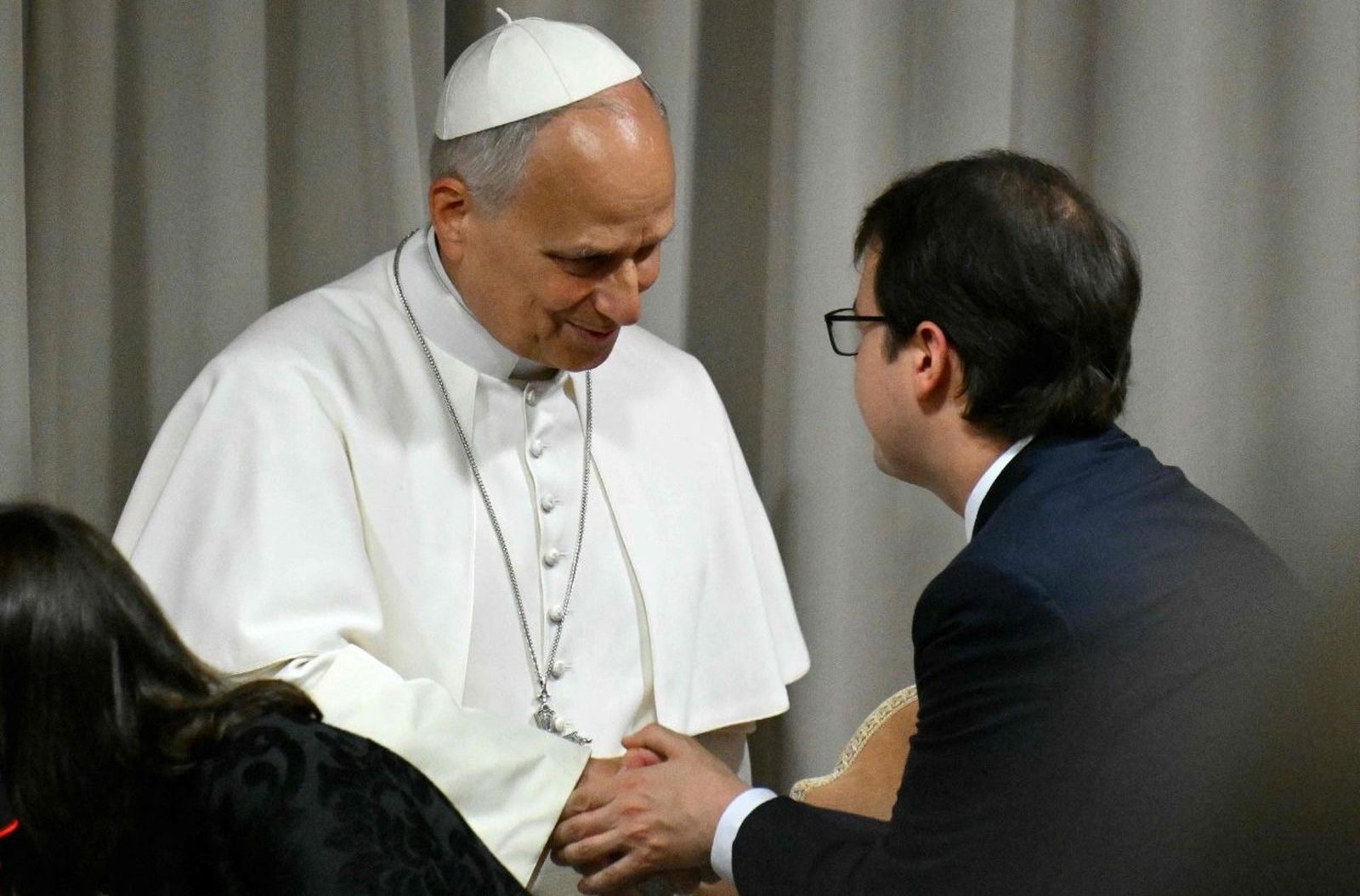 El Papa saluda a Chrispoher Olah