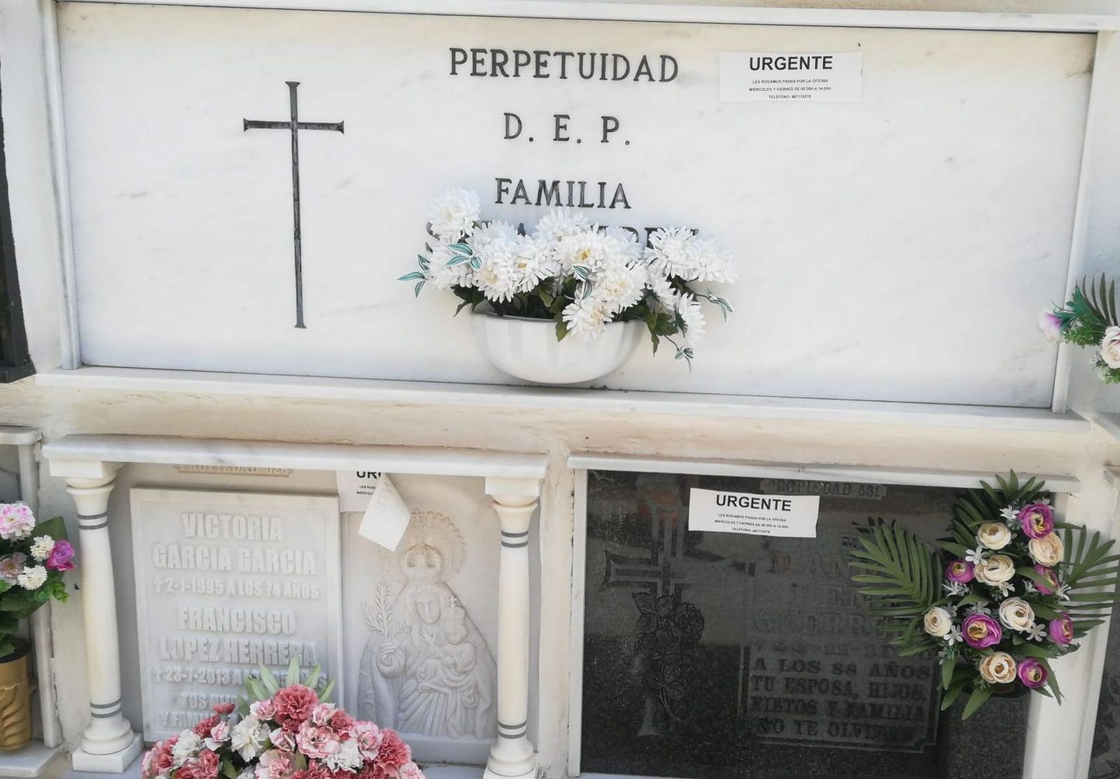Pegatinas en las tumbas del cementerio de Vejer