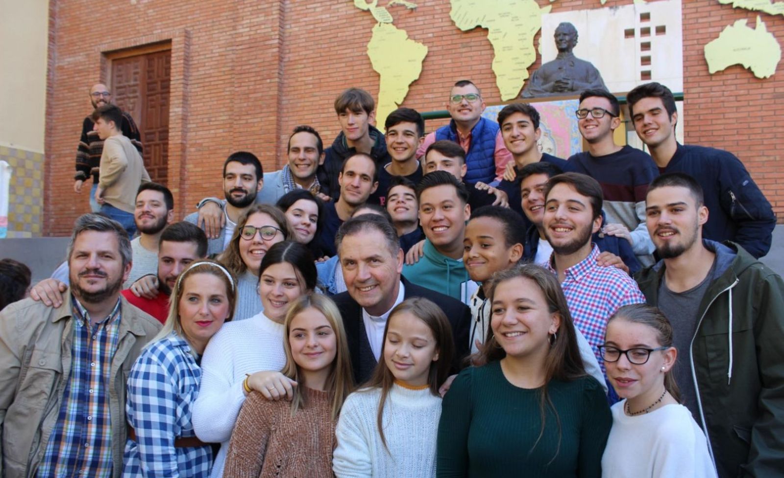 Jóvenes españoles con el Rector Mayor de los salesianos