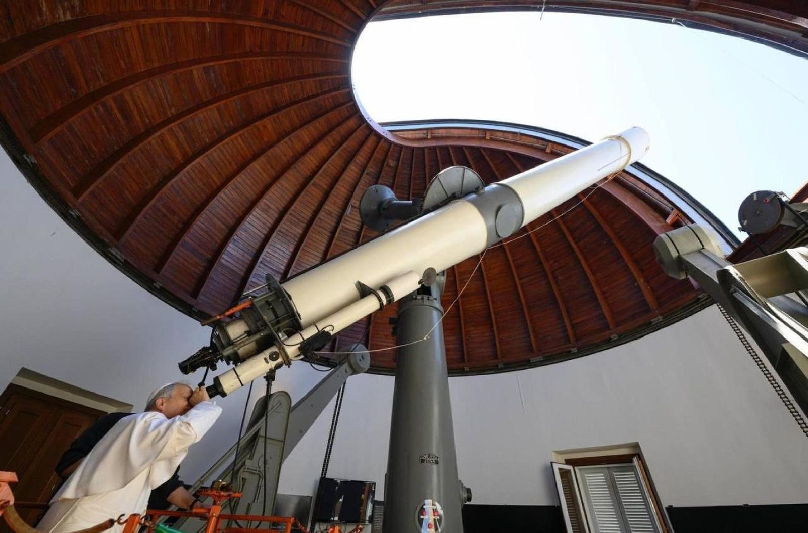 Leon XIV de visita a el Observatorio Vaticano en julio de 2025