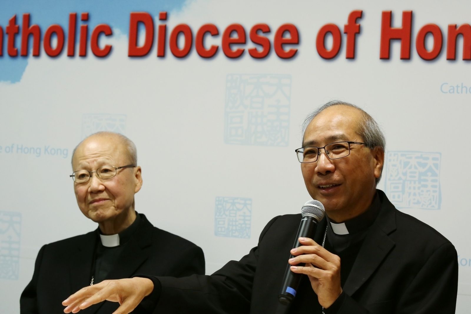 Joseph Ha (d), auxiliar de Hong Kong, con el cardenal Tong