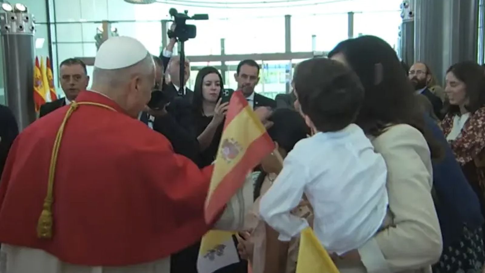 Familias con niños fecibieron al Papa en Barajas