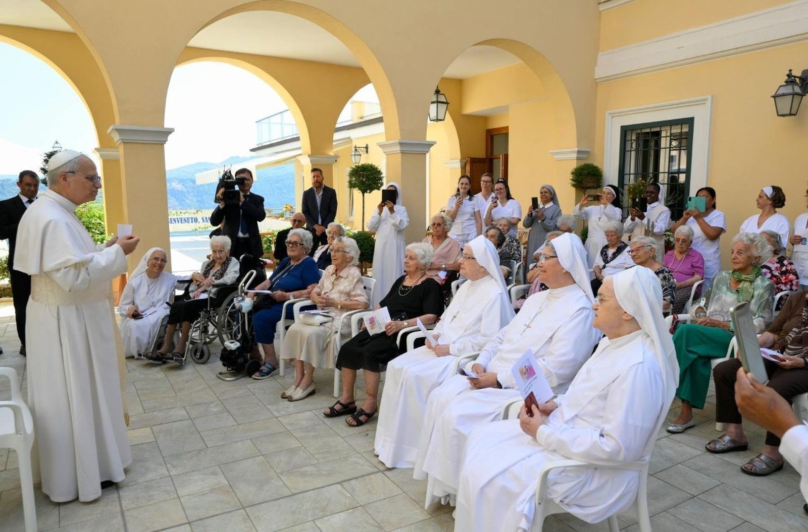León XIV, en su encuentro con las ancianas de la residencia Santa Marta en Castel Gandolfo