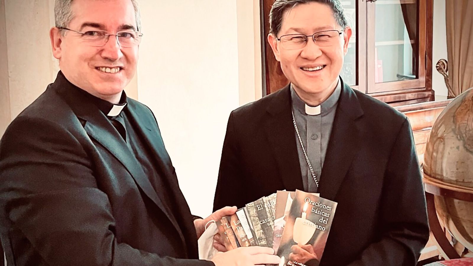 El cardenal Tagle con Fernando Prado, director de Publicaciones Claretianas