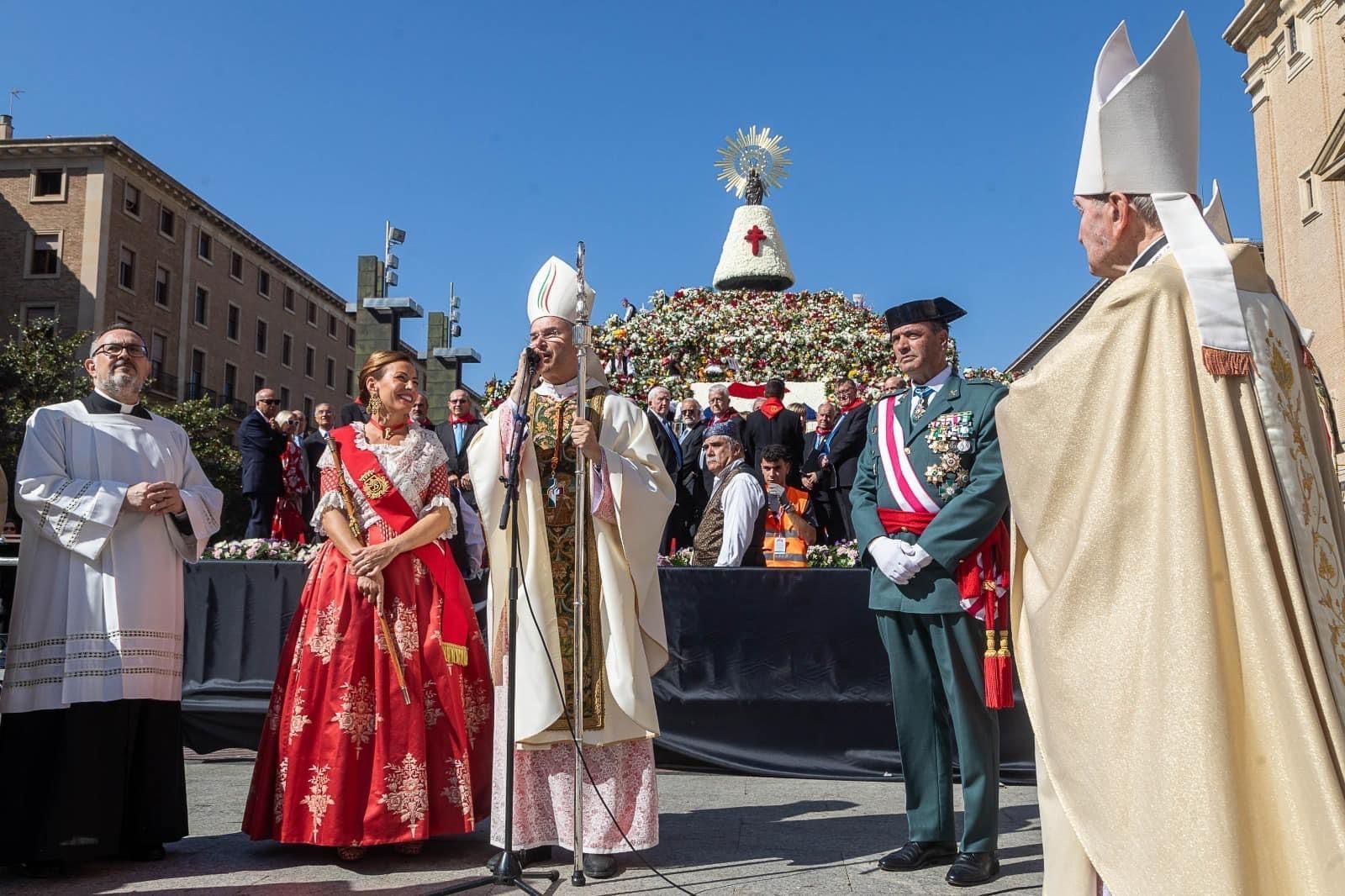 El cardenal Aguiar, tras la ofrenda a la Pilarica